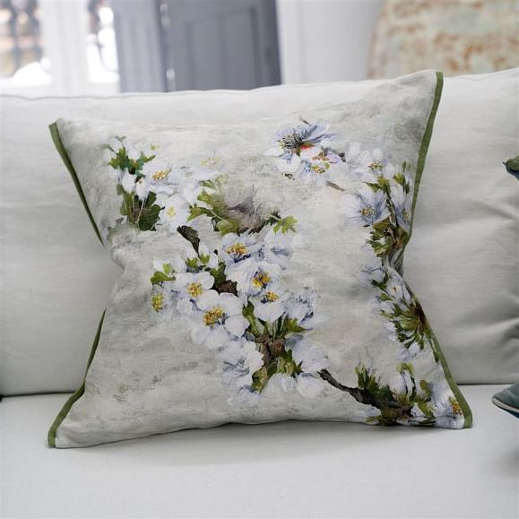 Подушка CCDG1212, Fleur D'Assam, Platinum, Designers Guild 55 x 55см