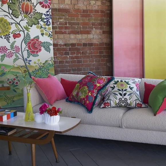 Подушка CCDG1467, Brocart Decoratif Embroidered, Cerise, Designers Guild 50 x 50см