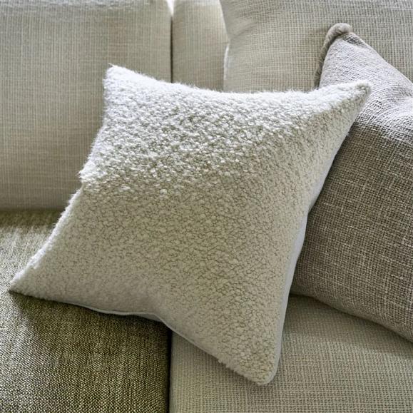 Подушка CCDG1588, Cormo Boucle, Chalk, Designers Guild 50 x 50см