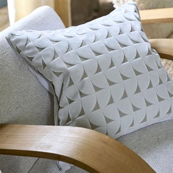 Подушка CCDG1599, Marquise Velvet, Chalk, Designers Guild 50 x 50см