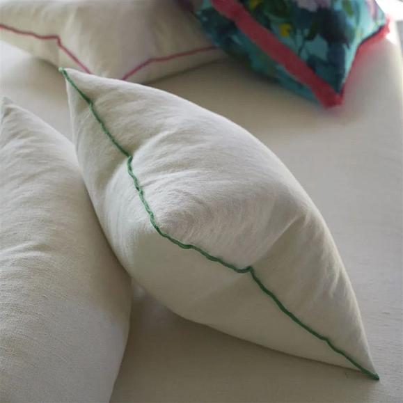 Подушка CCDG1475, Brera Lino, Alabaster with Emerald overlocked edge, Designers Guild 43 x 43см