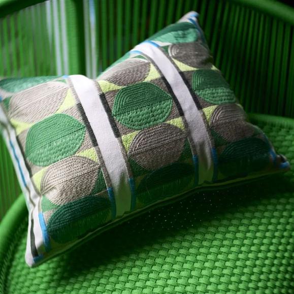 Подушка CCDG1595, Kushime Embroidered Cotton, Emerald, Designers Guild 40 x 30см