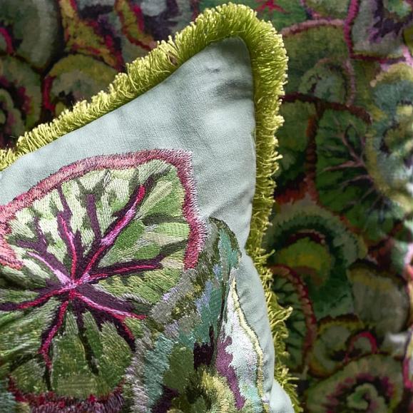 Подушка CCDG1586, Leaf Glaze Embroidered Cotton, Emerald, Designers Guild 50 x 50см