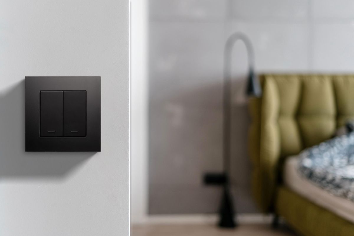 Выключатель 2-клавишный проходной 10А/250В с LED подсветкой, изогнутый, черный Kollinger REA-R-010BK для Aspekt, Eleganz, Reflex