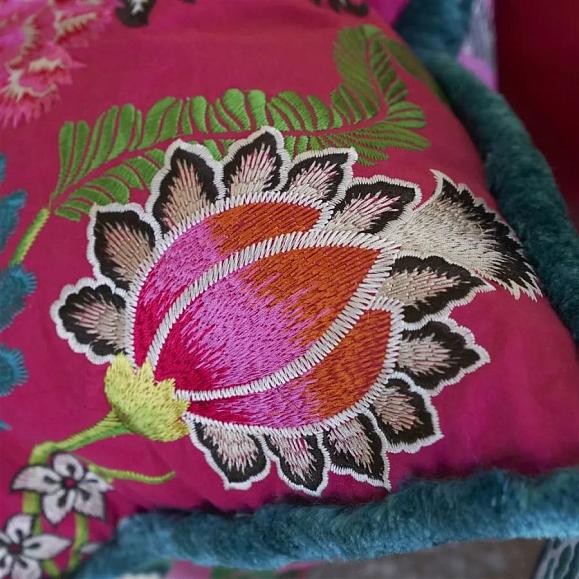 Подушка CCDG1467, Brocart Decoratif Embroidered, Cerise, Designers Guild 50 x 50см
