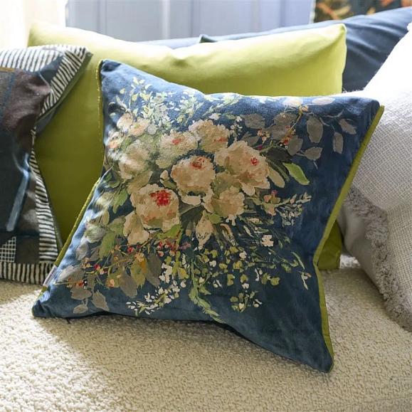 Подушка CCDG1573, Margaretta Velours, Noir, Designers Guild 55 x 55см
