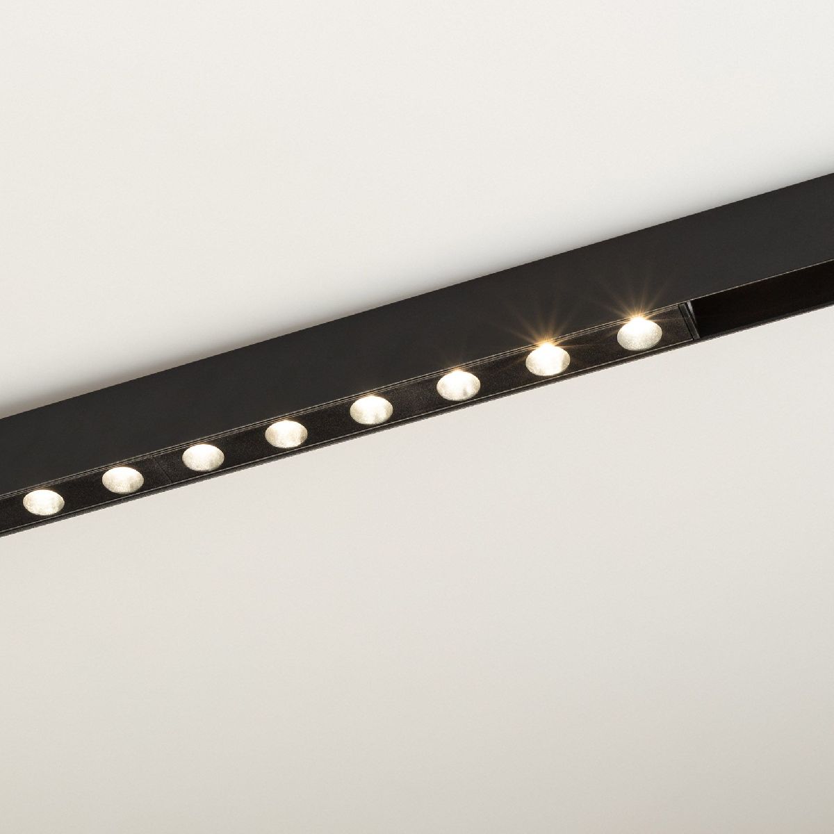 Трековый магнитный светильник Arlight MAG-DOTS-25-L600-18W Warm3000 (BK, 30 deg, 24V, DALI) 046327