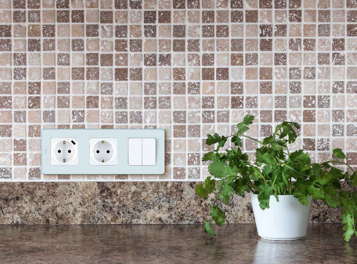 Розетка с/з со шторками Legrand Inspiria 673730