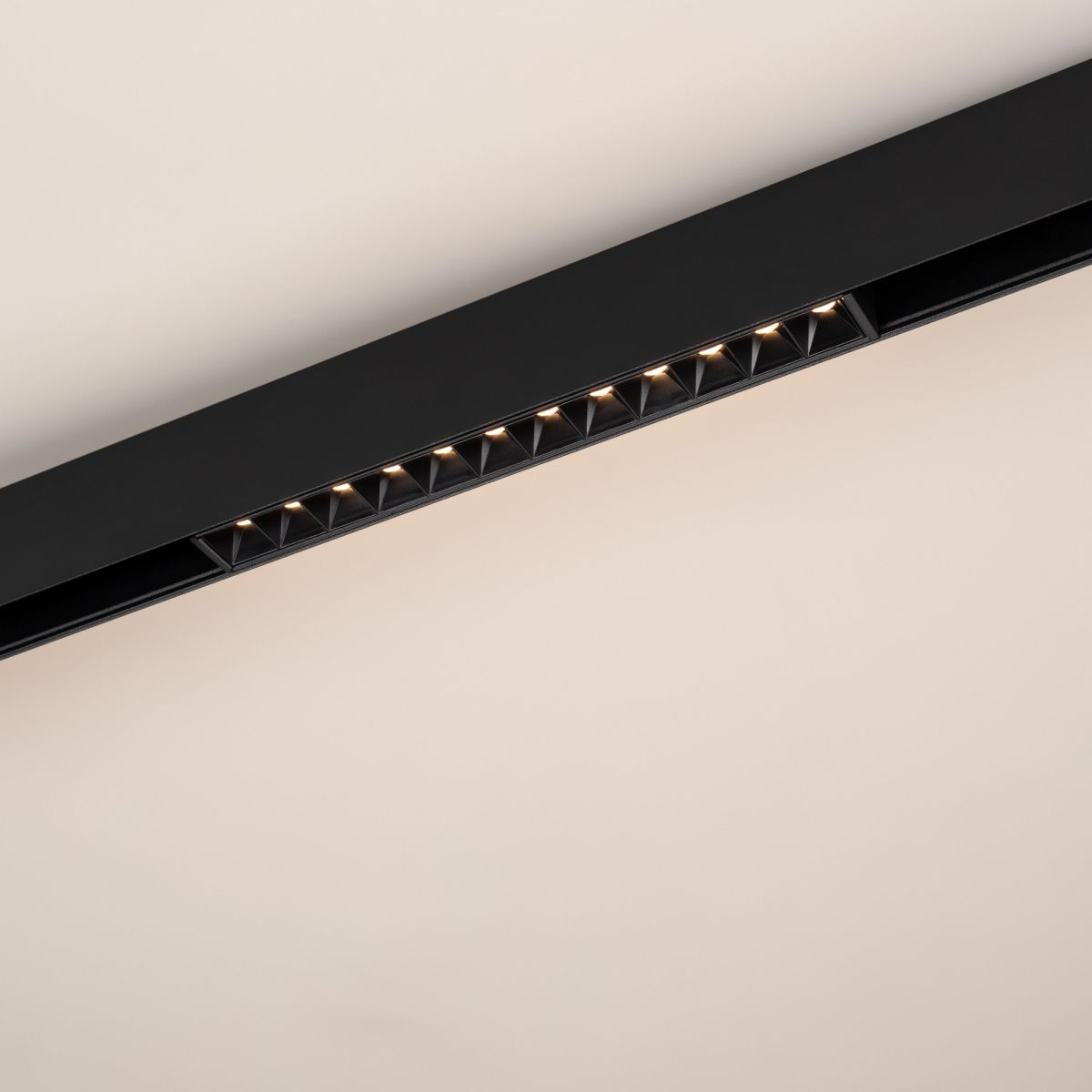 Трековый магнитный светильник Arlight MAG-ORIENT-LASER-L235-8W Warm3000 (Черный, 24 deg, 48V) (IP20 Металл) 033615(1)