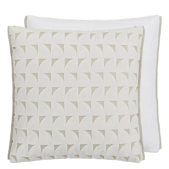 Подушка CCDG1599, Marquise Velvet, Chalk, Designers Guild 50 x 50см