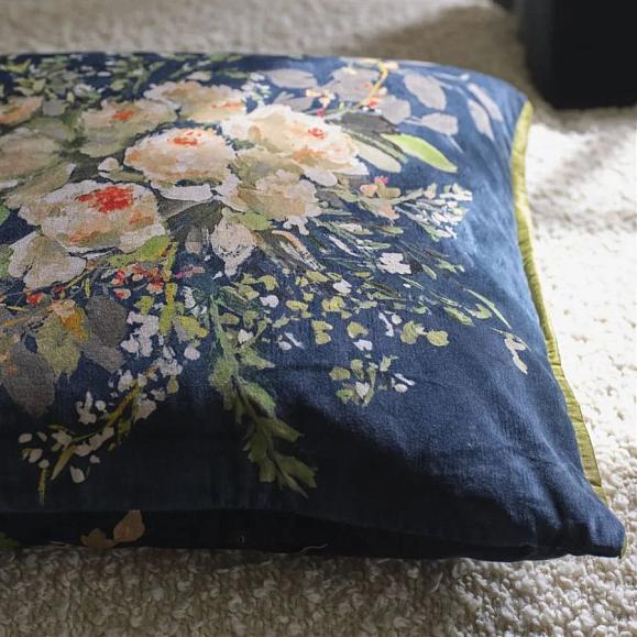 Подушка CCDG1573, Margaretta Velours, Noir, Designers Guild 55 x 55см