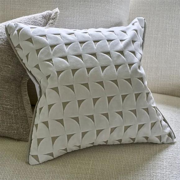 Подушка CCDG1599, Marquise Velvet, Chalk, Designers Guild 50 x 50см