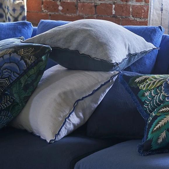 Подушка CCDG1477, Brera Lino, Alabaster with Cobalt overlocked edge, Designers Guild 43 x 43см
