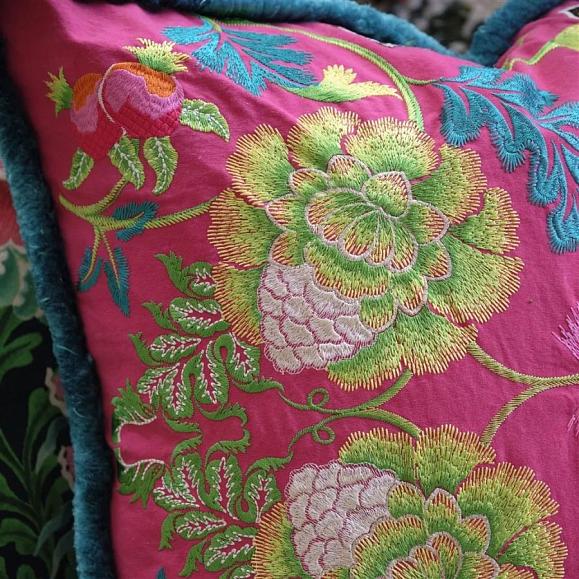 Подушка CCDG1467, Brocart Decoratif Embroidered, Cerise, Designers Guild 50 x 50см