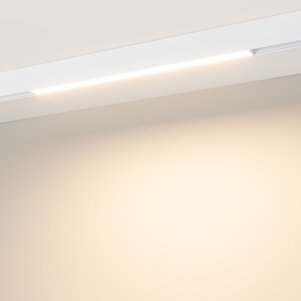 Трековый магнитный светильник Arlight MAG-ORIENT-FLAT-L465-16W Warm2700 (WH, 100 deg, 48V) 056362