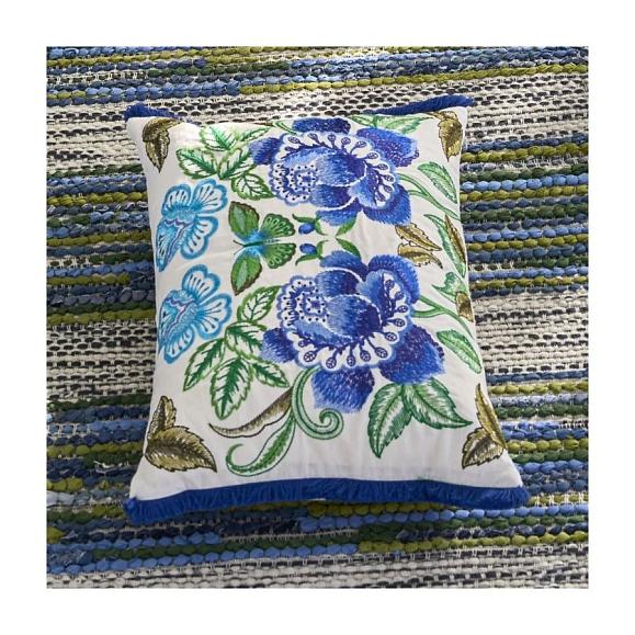 Подушка CCDG1501, Isabella Embroidered, Cobalt, Designers Guild 60 x 45см
