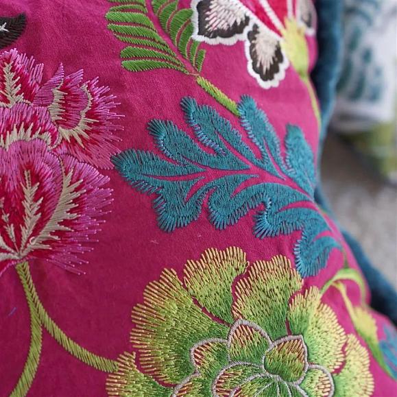 Подушка CCDG1467, Brocart Decoratif Embroidered, Cerise, Designers Guild 50 x 50см