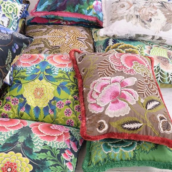 Подушка CCDG1469, Rose De Damas Embroidered, Cranberry, Designers Guild 60 x 45см