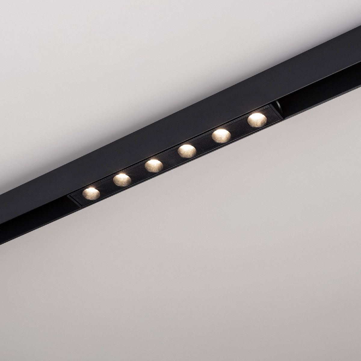 Трековый магнитный светильник Arlight MAG-DOTS-25-L200-6W Day4000 (BK, 30 deg, 24V, DALI) 046322