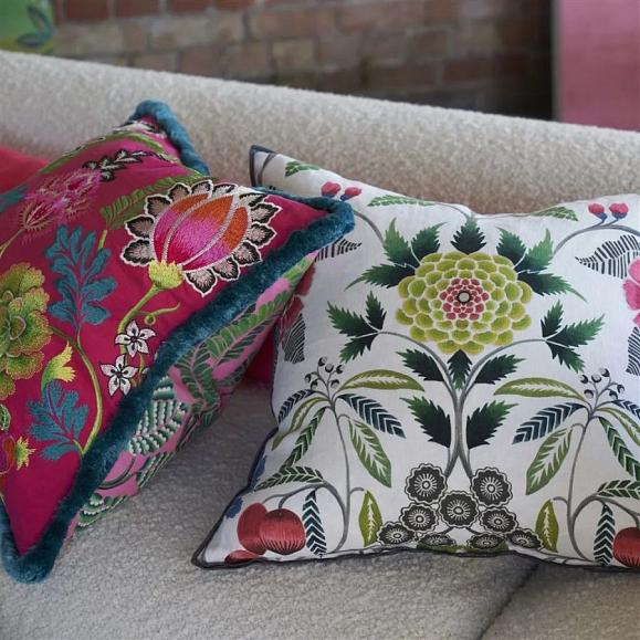 Подушка CCDG1467, Brocart Decoratif Embroidered, Cerise, Designers Guild 50 x 50см